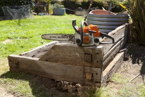 Chain saw and jointed sleeper walls